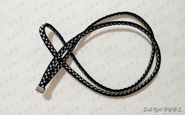手机挂绳怎么装在手机壳上，手机壳怎么穿挂绳（用方形盘编器做的手机挂绳的编法图解）