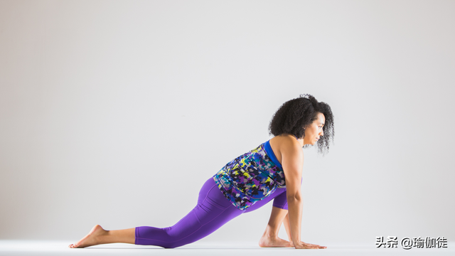 股四头肌拉伸方法动作图片，拉伸股四头肌有什么好处（借助瑜伽拉伸放松股四头肌）
