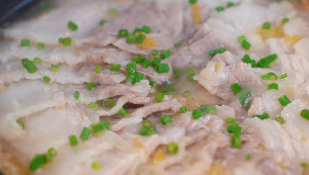 【五花肉酸菜砂鍋煲】做法步驟圖 大人小孩都愛吃 湯汁都不剩-起舞食譜網