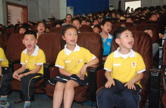 男生几岁上一年级最合适，男孩儿几岁上一年级最好（一年级入学年龄或被调整）