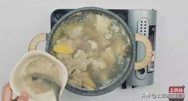 猪蹄怎么炖好吃，清汤猪蹄怎么炖好吃（猪蹄学会这样炖）