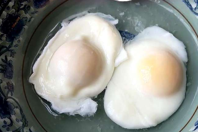 牛奶荷包蛋的正确方法，这几种方法教你怎么煮荷包蛋。不散形还很鲜嫩