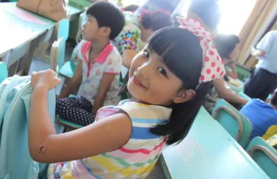 男生几岁上一年级最合适，男孩儿几岁上一年级最好（一年级入学年龄或被调整）