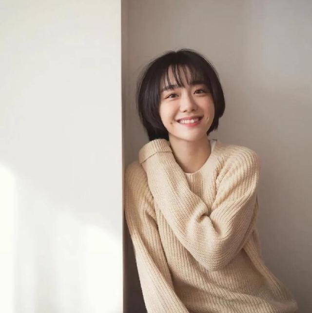 小众女头/8张，微信头像，小众女头/8张（小众女头丨他在身后）