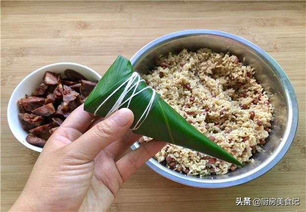 最简单的粽子怎么包的教程，2种包粽子最简单方法