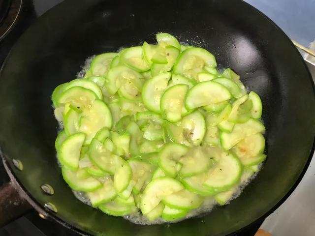 小瓜炒鸡蛋的做法，角瓜炒鸡蛋家常做法（年夜饭必备的家常菜）