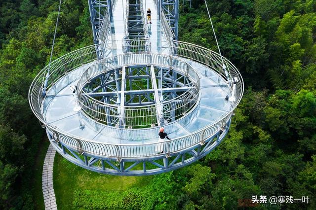 国内玻璃栈道旅游景点有哪些，分享给大家（造价500万玻璃栈道有着上帝视角）