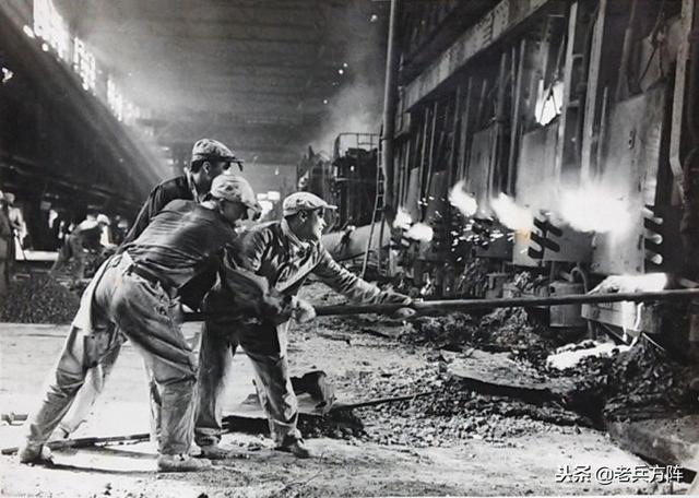 大炼钢铁是哪年，大炼钢铁是哪年下马的（新中国“大跃进”时期工农业生产场景）