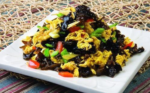 木耳炒鸡蛋做法，黑木耳炒鸡蛋的功效（木耳先下锅就错了）