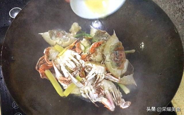 姜葱炒蟹怎么做，爆炒螃蟹怎么做好吃又简单（花蟹怎么做才能对得起它鲜美嫩滑的蟹肉）