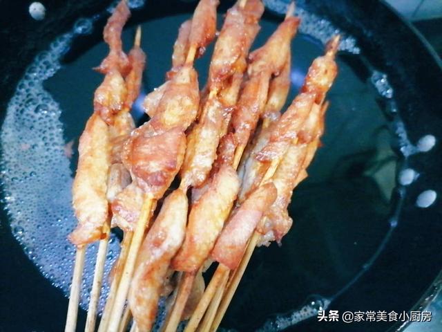 炸鸡肉串串香的做法，街边小吃炸鸡肉串的做法