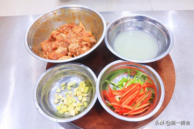 鸡怎么炖才好吃，怎样炖鸡才好吃又简单窍门（有人焯水、有人直接炖）