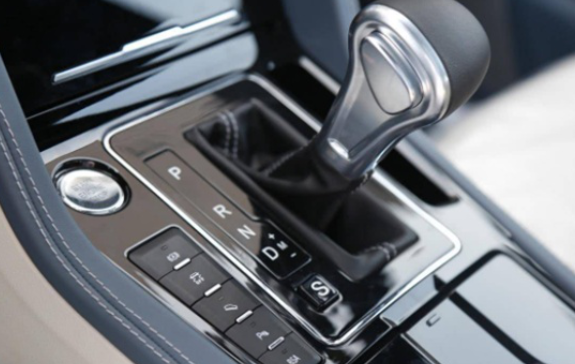 自动挡汽车如何正确停车，自动挡汽车如何正确停车视频（自动挡停车的正确步骤到底是什么）