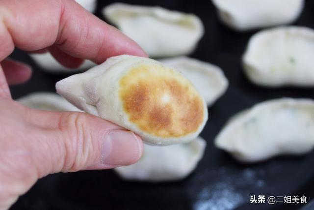 速冻饺子做煎饺的做法，用速冻饺子做煎饺怎么做（轻松做冰花锅贴）