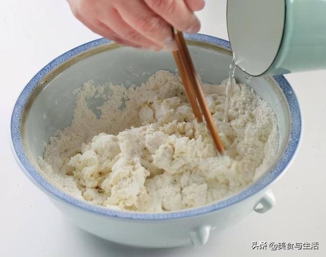 家庭自制春卷皮，煎饼果子面糊的做法（教你在家做春卷）