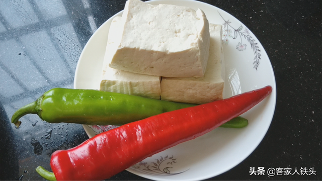 豆腐加鸡蛋做法，豆腐加鸡蛋做法图片（豆腐中打入2个鸡蛋）