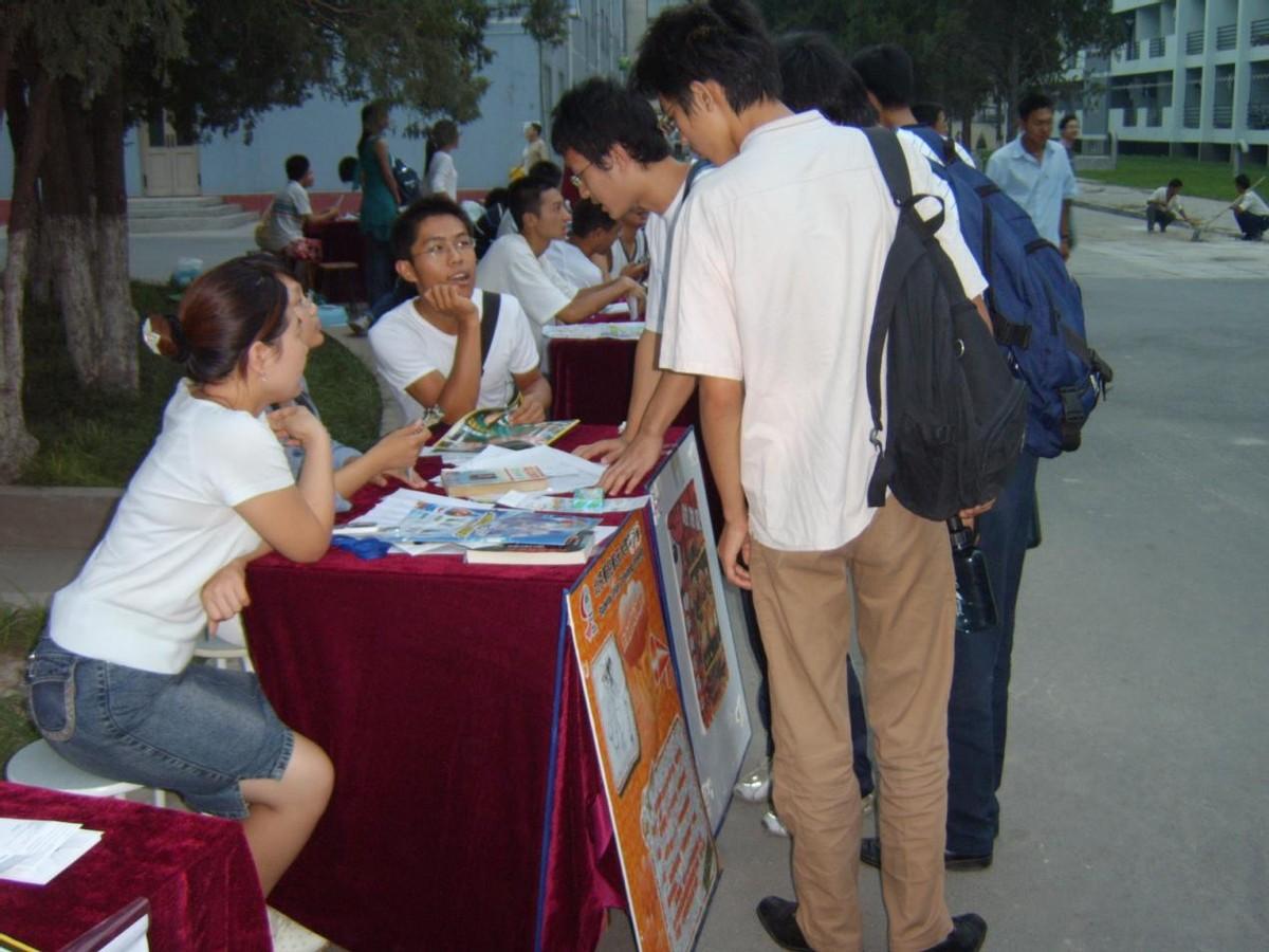 学校学生会（准大学生入学选择学生会还是社团）