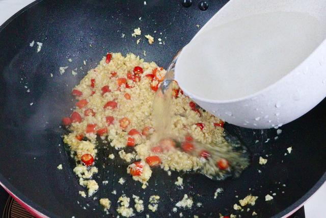 娃娃菜跟粉丝怎么做的，加入蒜蓉和粉丝