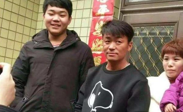 还晒出了一张王宝强在家中的旧照，土掉渣变身帅气男掀起乡村时尚潮