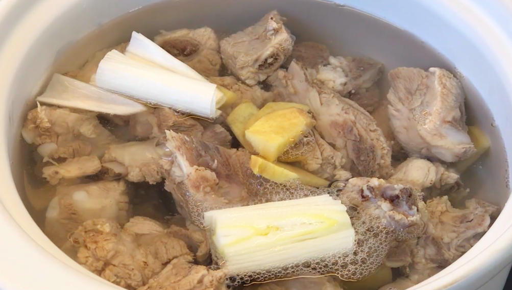 圖片[4]-【胡蘿卜玉米排骨湯】做法步驟圖 肉軟嫩入味 一點也不腥不柴-起舞食譜網