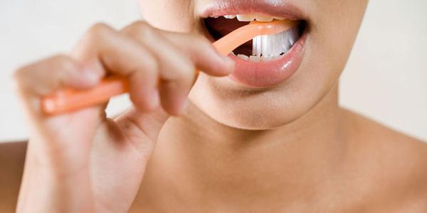 电动牙刷怎么刷牙，如何用电动牙刷刷牙（用“电动牙刷”刷牙是否更健康）