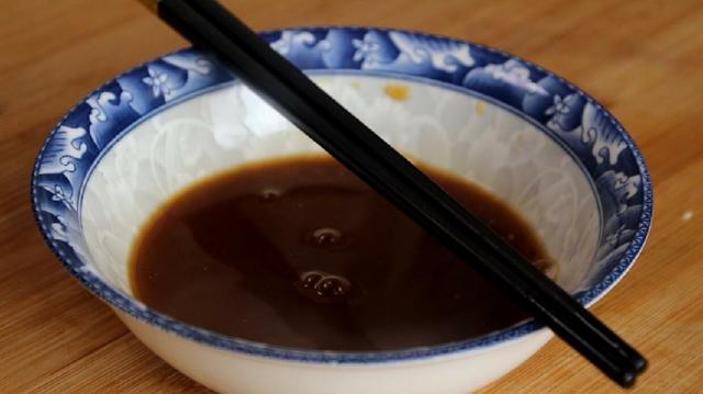 炒茄子丝最好吃的做法不变色，有人先油炸有人直接炒