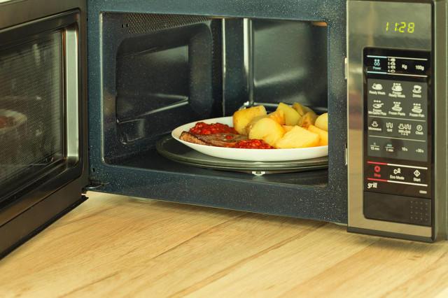 锡箔纸能放进微波炉加热吗（什么不能放进微波炉）