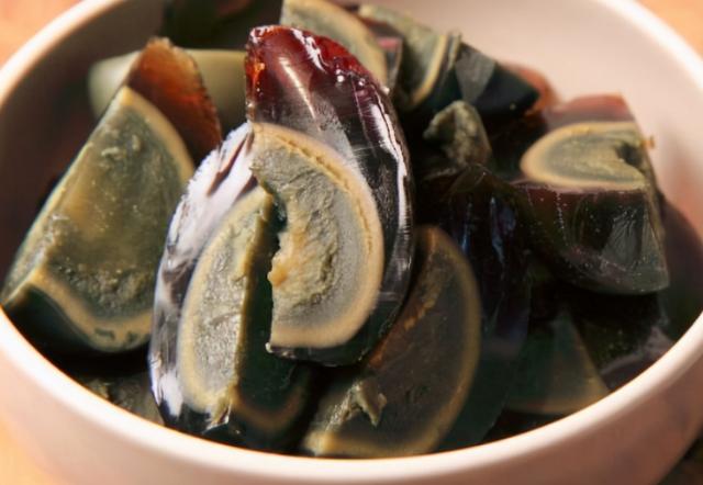 皮蛋坏了是什么样的，小贩自己也不会吃（皮蛋坏了是什么样的图片）