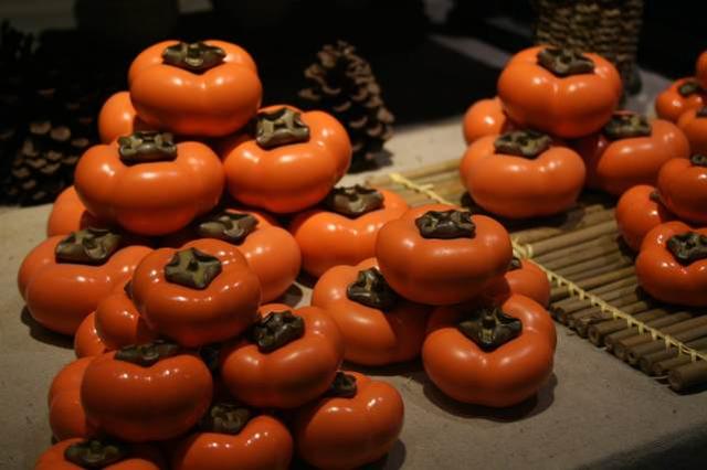 吃柿子能喝牛奶吗，吃柿子后多久能喝牛奶（柿子不能和牛奶一起吃）