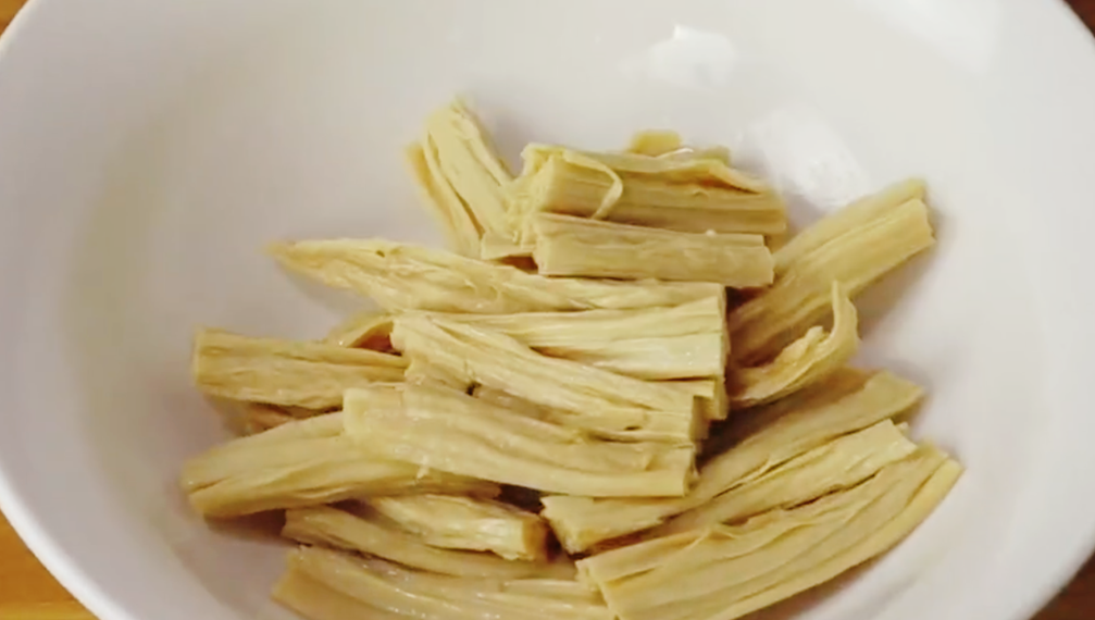 图片[2]-【凉拌腐竹】做法步骤图 下酒又下饭 连吃3天不腻-起舞食谱网