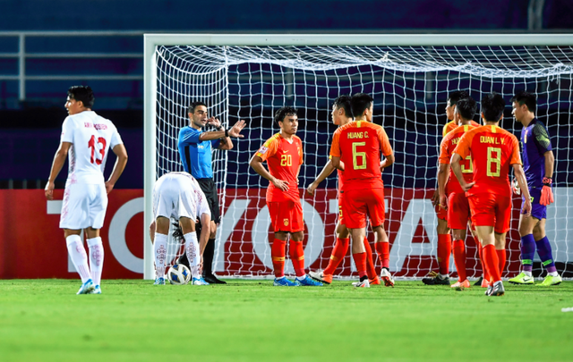 博哈尼，博哈尼把球停在球门线（我们的足球究竟拿什么跟别人比）