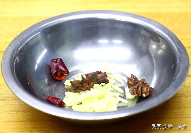 火锅材料做汤怎么做，火锅食材怎么做汤（下班来一碗全身都暖和）