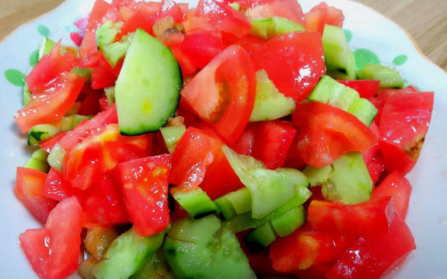西红柿炒黄瓜可以一起吃吗,黄瓜能和西红柿一起吃吗(黄瓜和西红柿不能