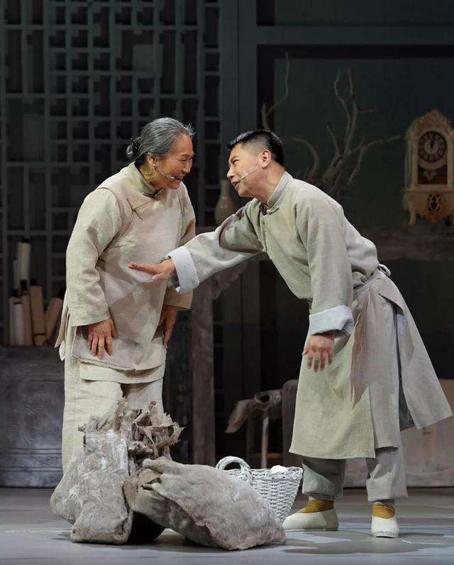 百年荣宝斋的演员,百年荣宝斋的演员表大全配角(相声演员何沄伟事业跌