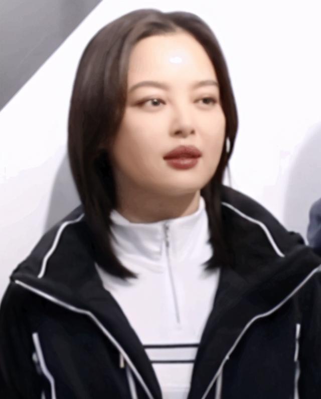 辛芷蕾“胖”上热搜后，再晒素颜自拍予以正面回应，这次是真瘦了