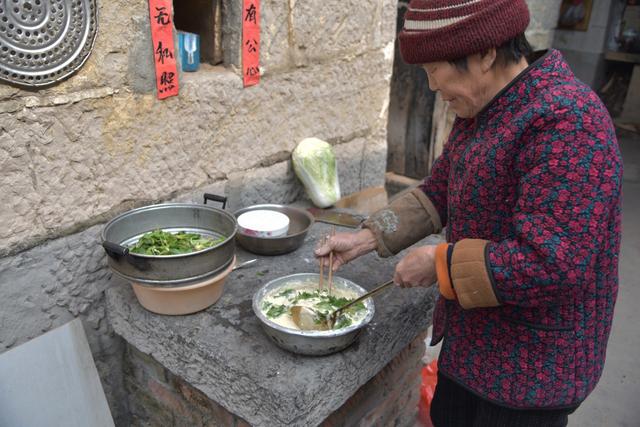 烙煎饼的方法，煎烙饼的做法大全图解窍门（河南大妈用小米烙煎饼）