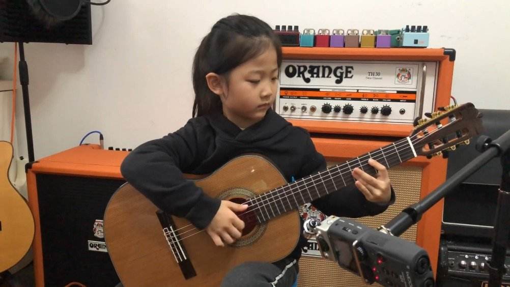 南京6岁女孩周昭妍被称为吉他女孩,昭妍她不仅擅