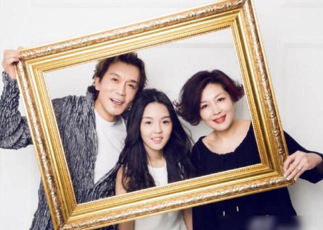 哈文的父亲到底是谁，哈文父亲资料（口吃、失声、进央视、怼台长）