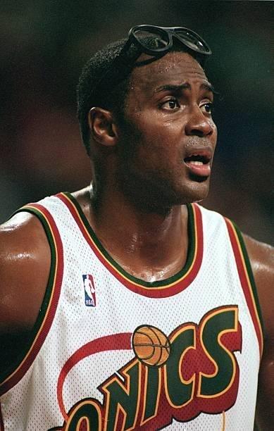 莱德尔,莱德尔1999-2000赛季在老鹰场均19.