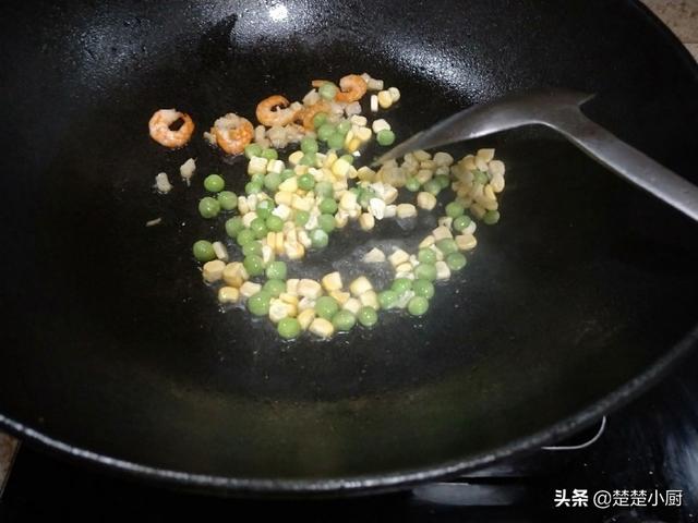 南瓜盅蒸饭做法步骤，板栗南瓜盅虾仁鸡肉丁蒸饭
