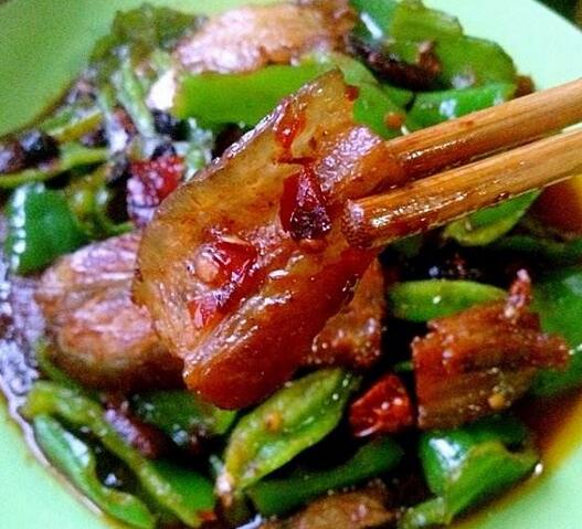 【青椒回鍋肉】做法步驟圖 肉肥而不膩 特別下飯！-起舞食譜網
