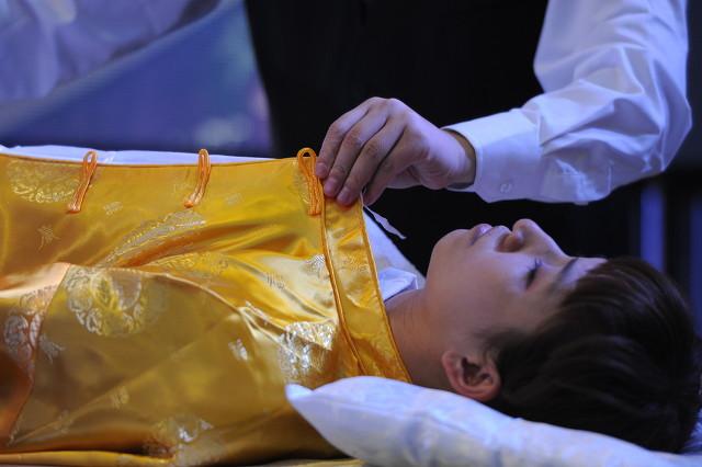 老人死后寿衣由谁穿上,人死后为什么要穿寿衣