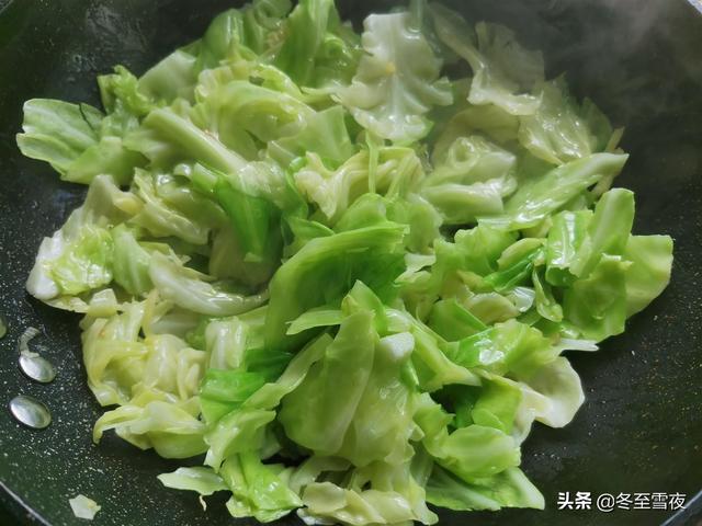 西红柿炒大头菜，大头菜的家常做法西红柿炒大头菜（包菜和西红柿一起搭配炒）