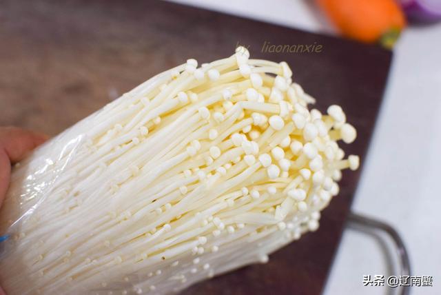 三鲜素水饺怎么做，什么叫素三鲜水饺（老妈做的素三鲜饺子）