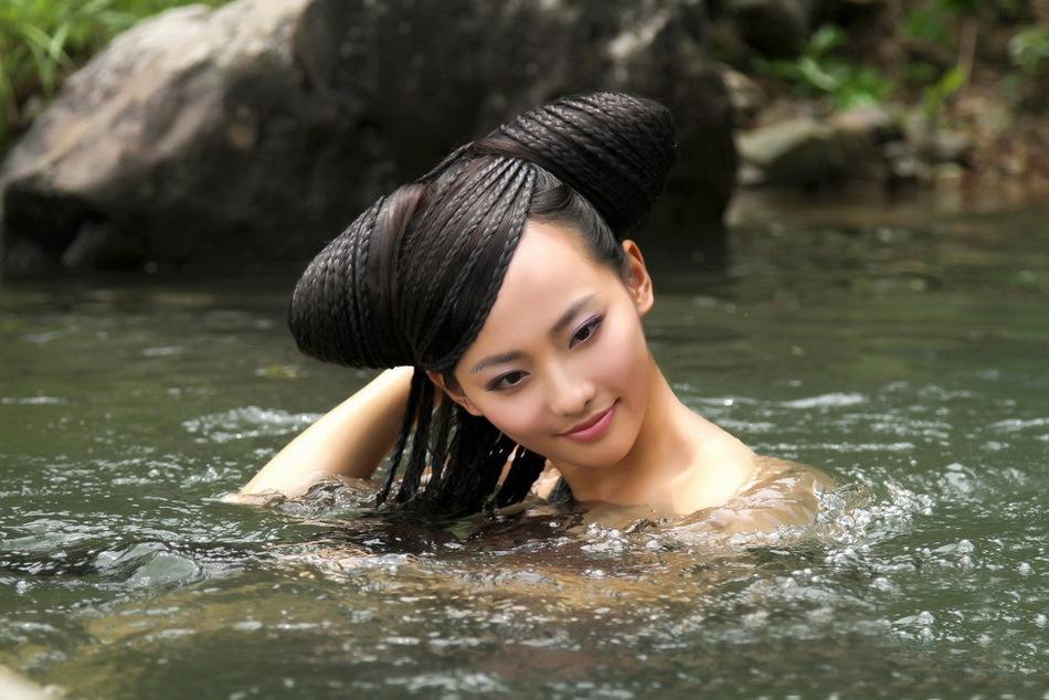 张嘉倪这段沐浴戏的镜头非常性感,扑朔迷离的眼神配上微微向上的撩人