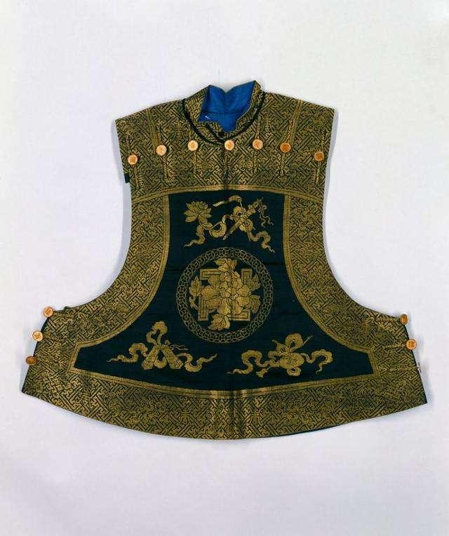 满族的习俗和服饰介绍，满族的风俗和服饰（满族人的服饰和装扮有什么特点）