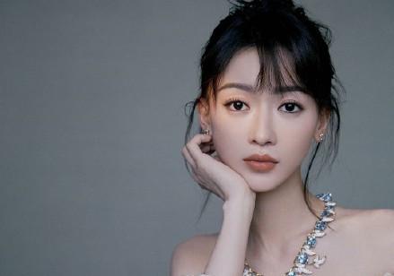 黑色帽子搭配，黑色帽子搭配浅色衣服（吴谨言的效果，差异不是一般大）