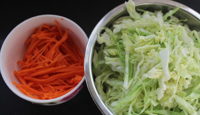 圖片[2]-【圓白菜炒粉絲】做法步驟圖 又美味 自己在家做比買的好吃-起舞食譜網