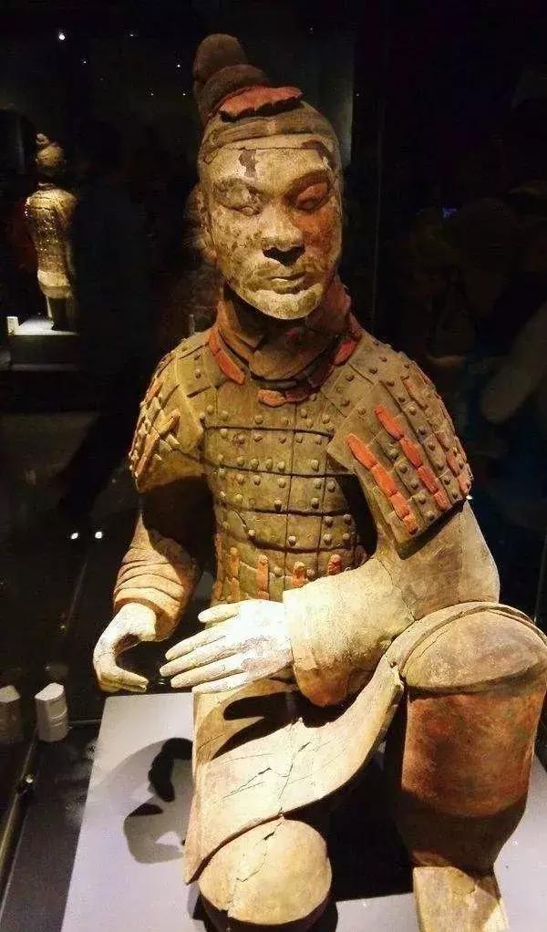 兵马俑是什么做的，陕西兵马俑是什么做的（千人千面的兵马俑）