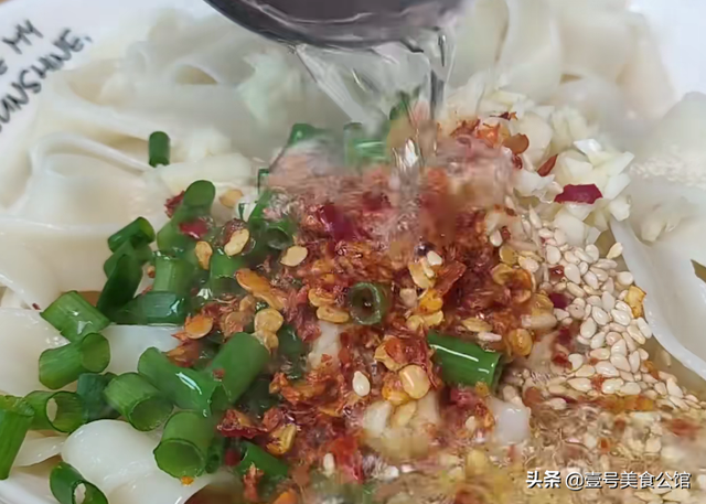 做宽面条简单又好吃的方法，宽宽面条的做法大全家常（居家自制大碗宽面）